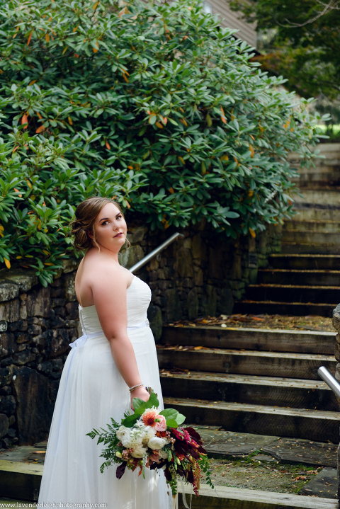 <alt> A bride holding her wedding bouquet at Hidden Valley, Pennsylvania</alt>