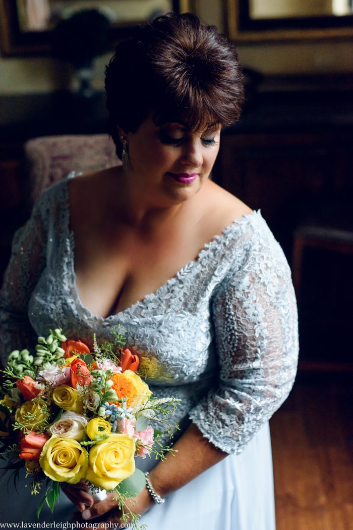 <alt> Bride holding bouquet at Bella Sera in Canonsburg, Pennsylvania</alt>