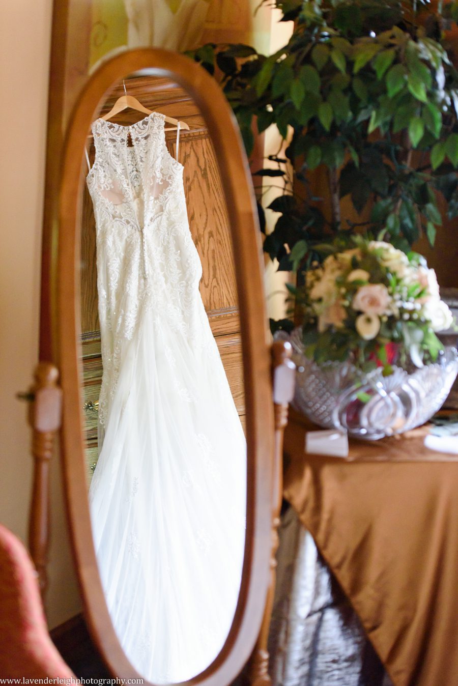 Heinz history center, wedding, bride, groom, Pittsburgh, Pennsylvania, city, bridges, summer, taupe bridesmaid dresses, July, photographer, picture, photograph, image, lavender leigh photography, urban, gold wedding details, romantic