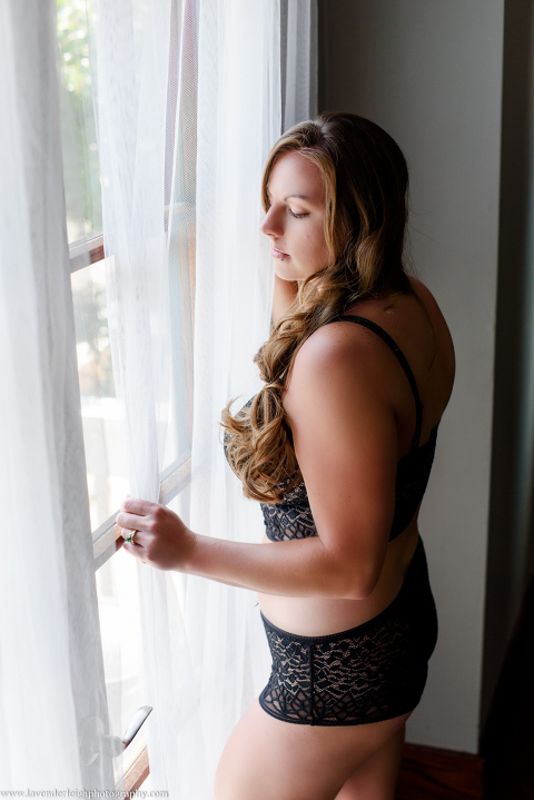 Alluring and classy boudoir photography by Lavender Leigh Photography located in Pittsburgh, Pennsylvania.