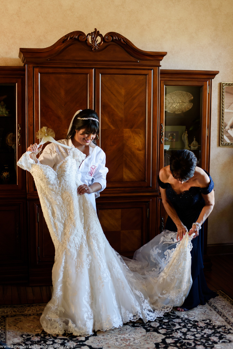 bride and mother, put dress on, getting ready, lavender leigh photography, pittsburgh photographer, pennsylvania