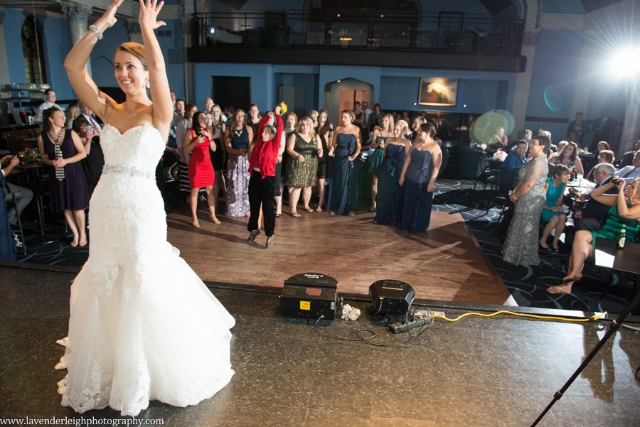 Cefalo's Wedding| Bouquet Toss|Pittsburgh Wedding Photographer | Pittsburgh Wedding Photographers | Lavender Leigh Photography | Blog