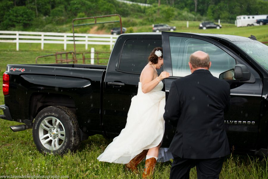 Club at Shadow Lakes Wedding| Bride Running From Rain| Pittsburgh Wedding Photographer | Pittsburgh Wedding Photographers | Lavender Leigh Photography | Blog