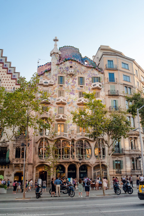 The facade of Casa Battló looks like skulls and colorful dragon scales