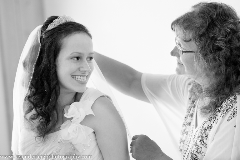 Foggy Mountain Lodge Wedding| Getting Ready Wedding Images |Mother and Daughter Pittsburgh Wedding Photographer | Pittsburgh Wedding 