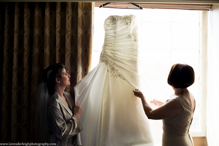 Montour Country Club Wedding| Getting Ready Wedding Images | Bride Putting Dress On | Pittsburgh Wedding Photographer | Pittsburgh Wedding Photographers | Lavender Leigh Photography | Blog