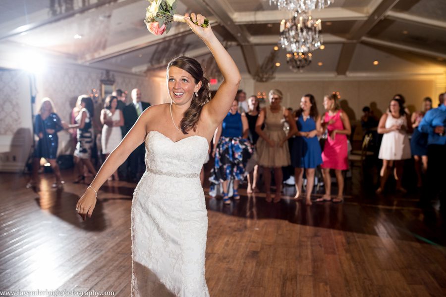 Bouquet Toss|Oakmont Country Club Wedding | Getting Ready Pictures |  Pittsburgh Wedding Photographer | Pittsburgh Wedding Photographers | Lavender Leigh Photography | Blog