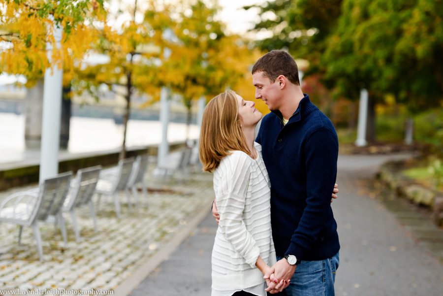 Engagement photos, pictures, fountain, fall, autumn, Pittsburgh, pennsylvania, wedding photographer, fall, autumn, lavender leigh photography
