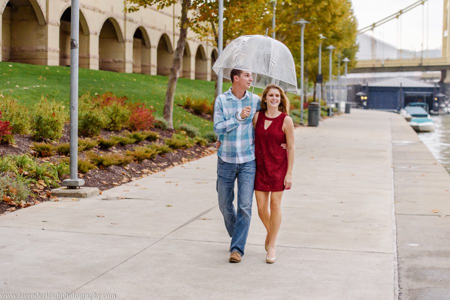 Engagement photos, pictures, fountain, fall, autumn, Pittsburgh, pennsylvania, wedding photographer, fall, autumn, lavender leigh photography
