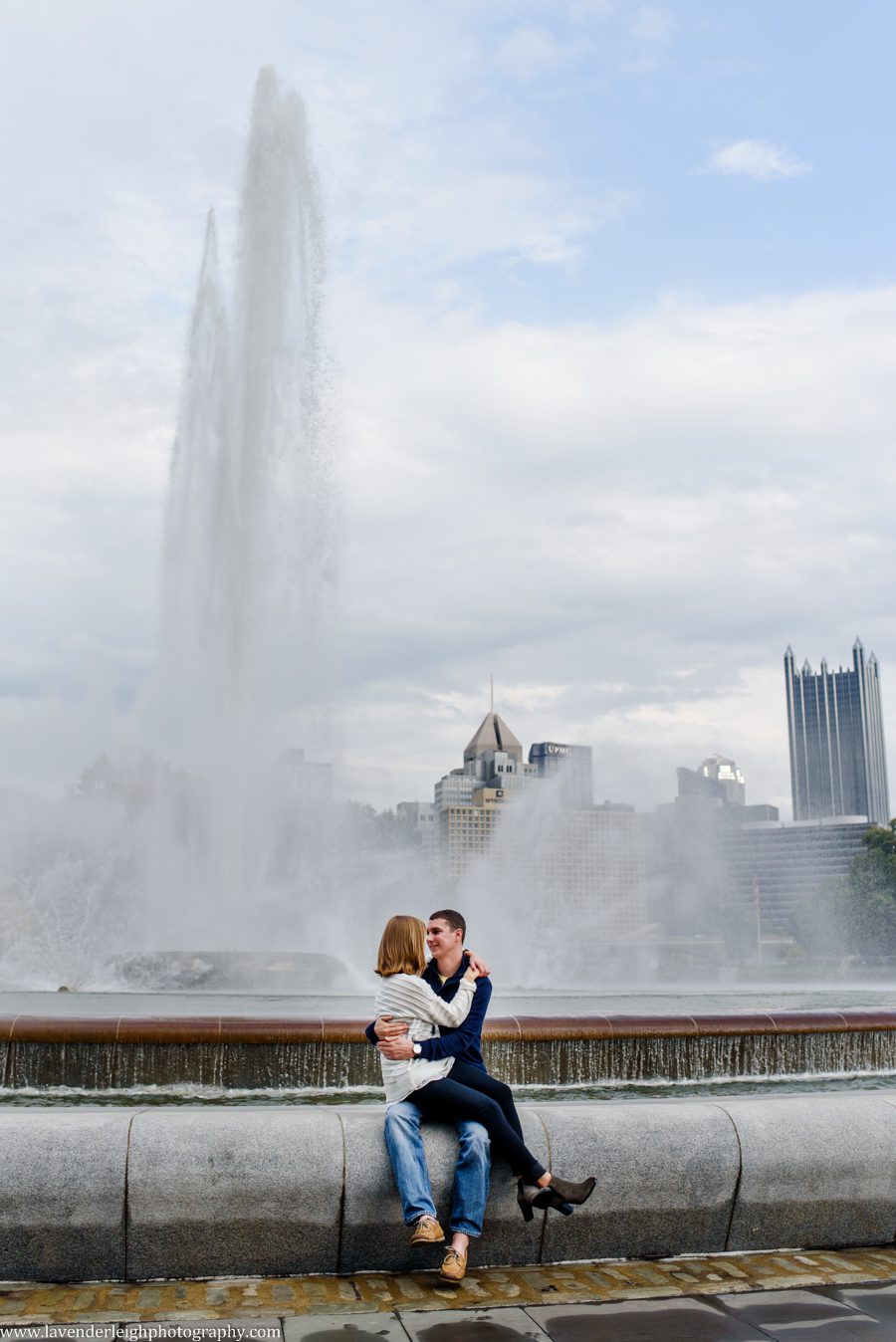 Engagement photos, pictures, fountain, fall, autumn, pennsylvania, wedding photographer, fall, autumn, lavender leigh photography