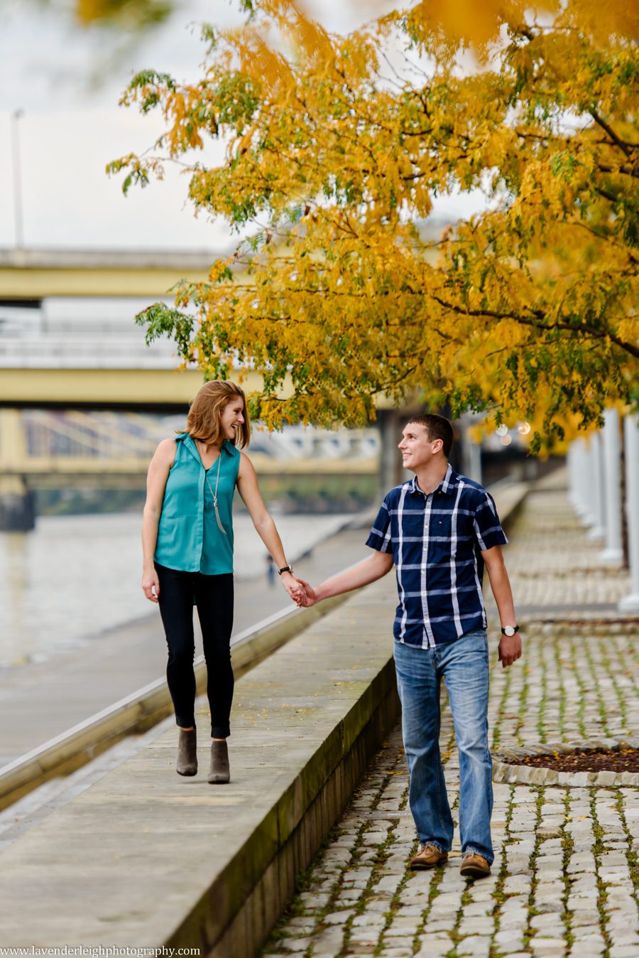Engagement photos, pictures, fountain, fall, autumn, Pittsburgh, pennsylvania, wedding photographer, fall, autumn, lavender leigh photography