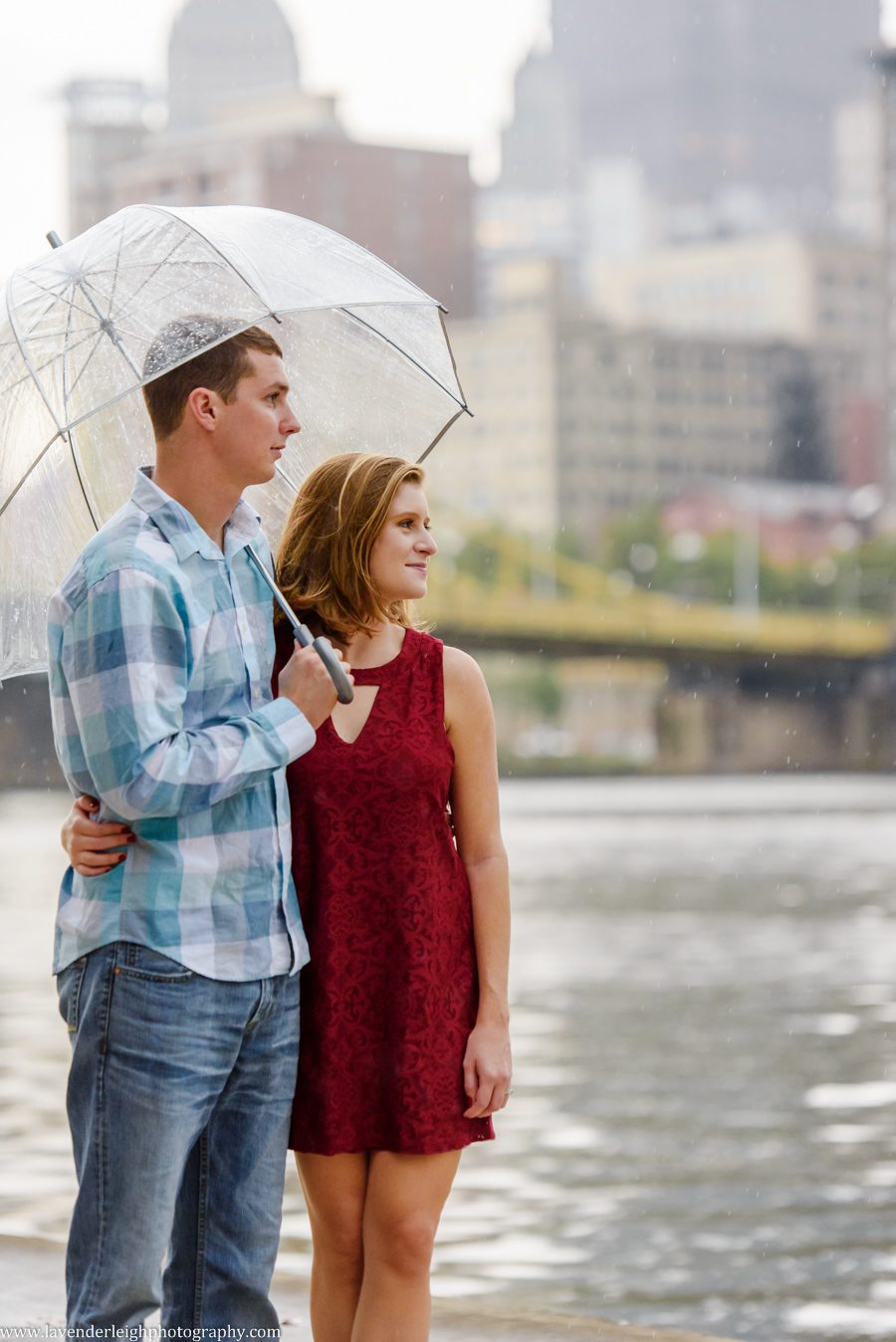 Engagement photos, pictures, fountain, fall, autumn, Pittsburgh, pennsylvania, wedding photographer, fall, autumn, lavender leigh photography