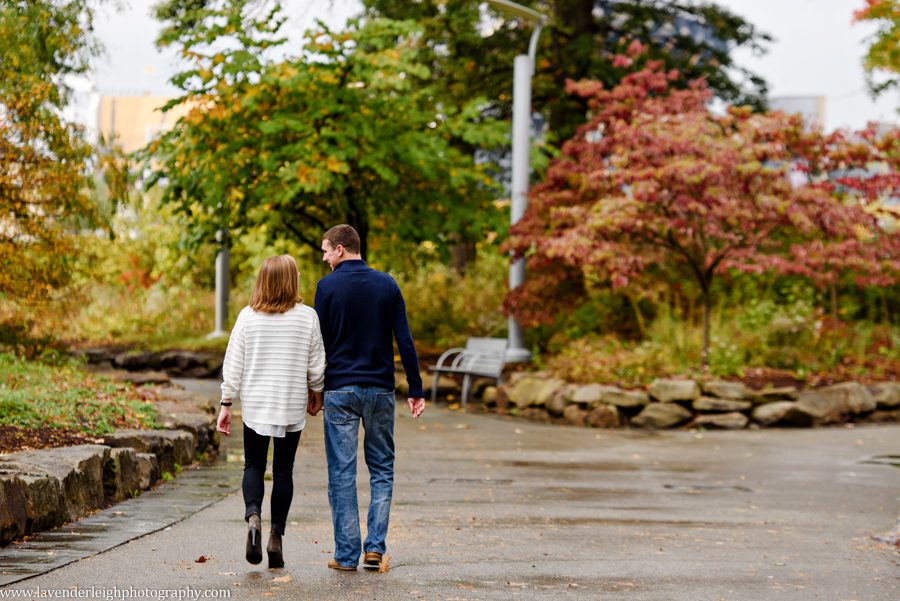 Engagement photos, pictures, fountain, fall, autumn, Pittsburgh, pennsylvania, wedding photographer, fall, autumn, lavender leigh photography