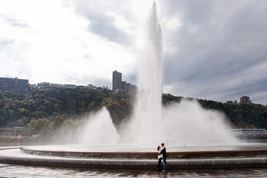 Engagement photos, pictures, fountain, fall, autumn, Pittsburgh, pennsylvania, wedding photographer, fall, autumn, lavender leigh photography
