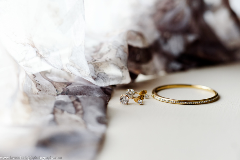 Gold earrings, bracelet with diamonds, tennis bracelet