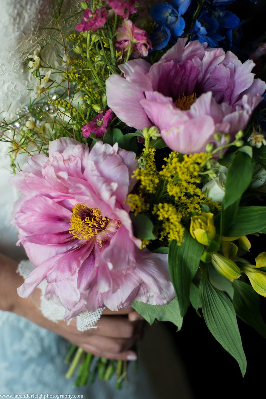 White Barn Wedding| Bride and Bouquet | Pittsburgh Wedding Photographer | Pittsburgh Wedding Photographers | Lavender Leigh Photography | Blog