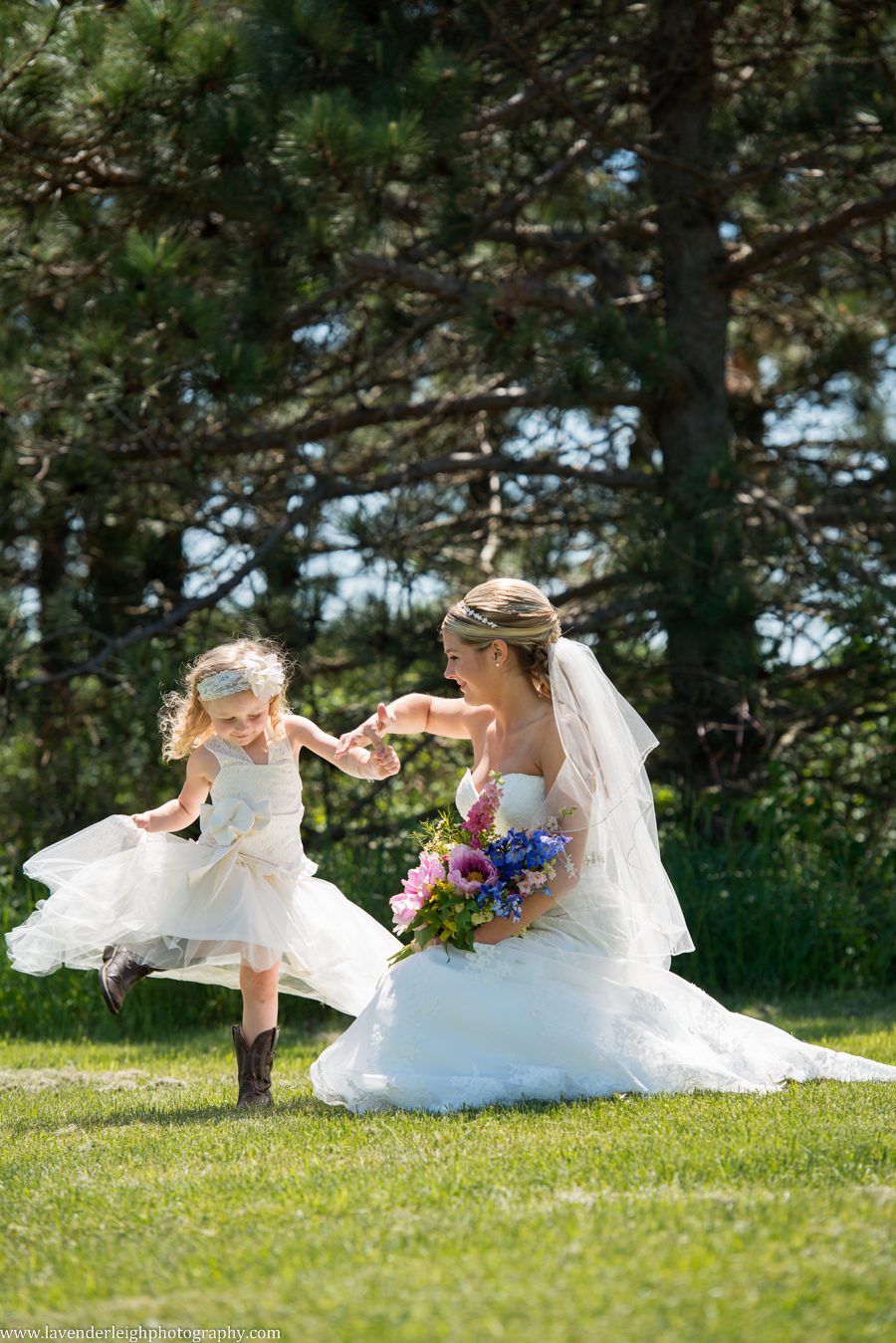 White Barn Wedding| Bride and Flower Girl| Pittsburgh Wedding Photographer | Pittsburgh Wedding Photographers | Lavender Leigh Photography | Blog