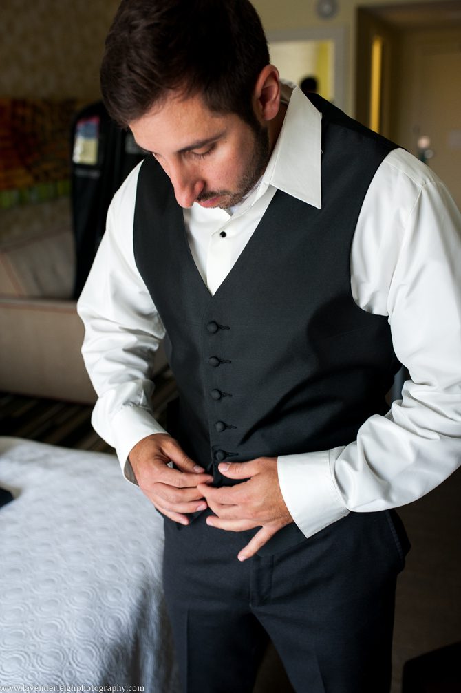 Wildwood Country Club Wedding| Groom Getting Ready | Pittsburgh Wedding Photographer | Pittsburgh Wedding Photographers | Lavender Leigh Photography | Blog