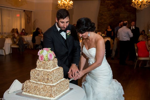 Cake Cutting| Wildwood Country Club Wedding| Bride and Groom Portraits | Pittsburgh Wedding Photographer | Pittsburgh Wedding Photographers | Lavender Leigh Photography | Blog