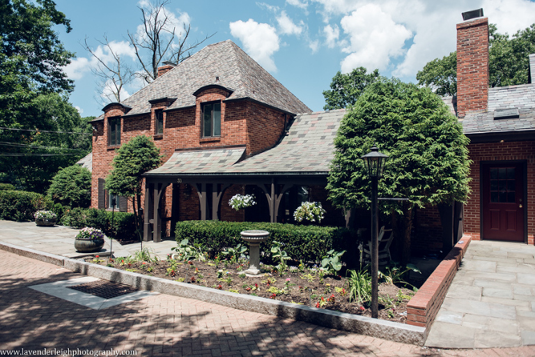 <alt>the getting ready location for the bride and groom in Rosslyn Farms, Pennsylvania</alt>