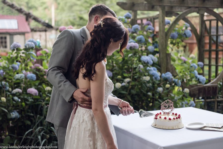 <alt>bride and groom cutting cake at Choderwood in Pittsburgh, Pennsylvania</alt>