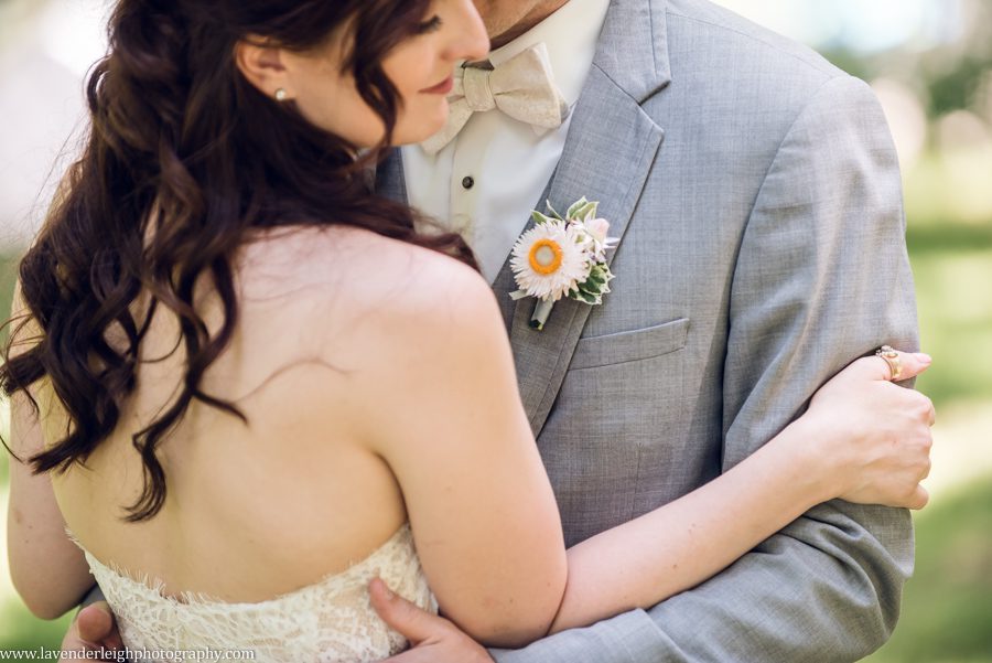<alt>groom's boutonniere details </alt>