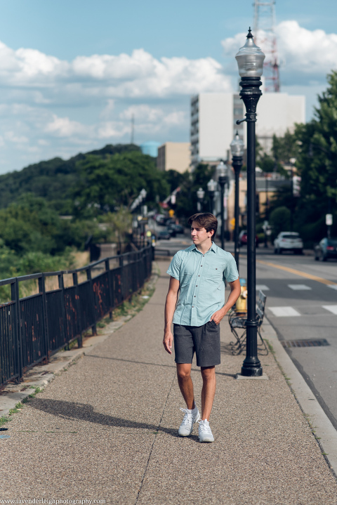 <alt>pittsburgh senior photographer on Mt. Washington</alt>