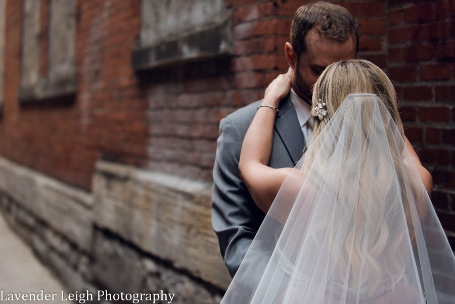 <alt> pittsburgh airport marriot wedding by lavender leigh photography</alt>