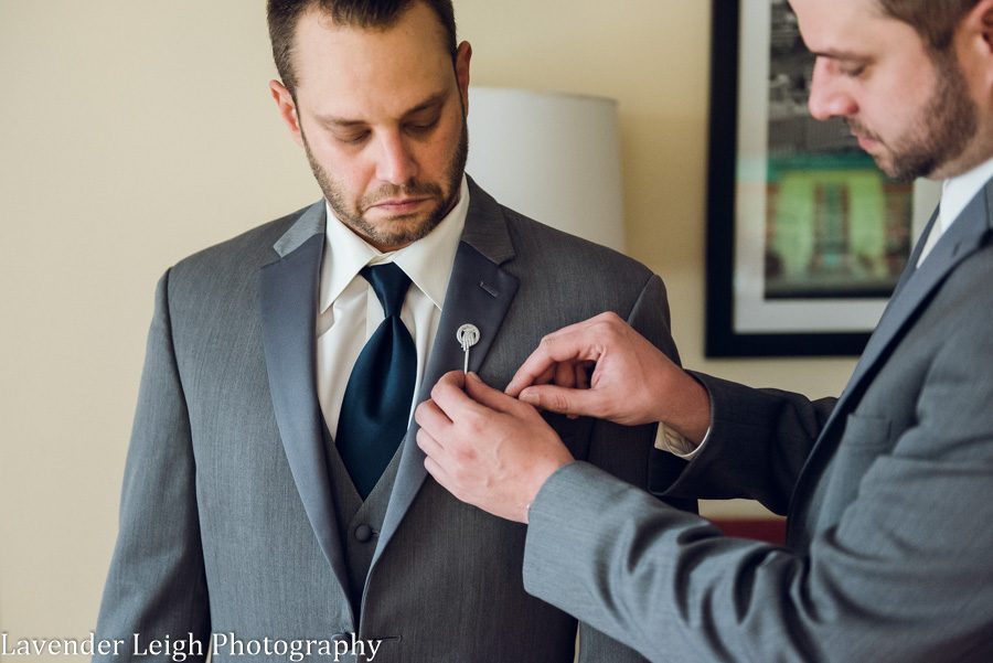 <alt> pittsburgh airport marriot wedding by lavender leigh photography</alt>