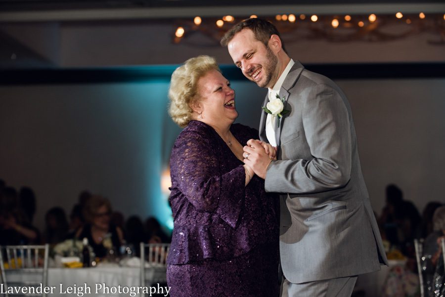 <alt> pittsburgh airport marriot wedding by lavender leigh photography</alt>
