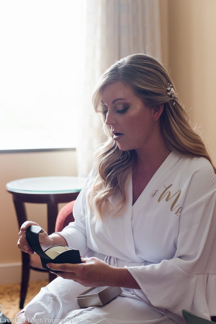 <alt> pittsburgh airport marriot wedding by lavender leigh photography</alt>