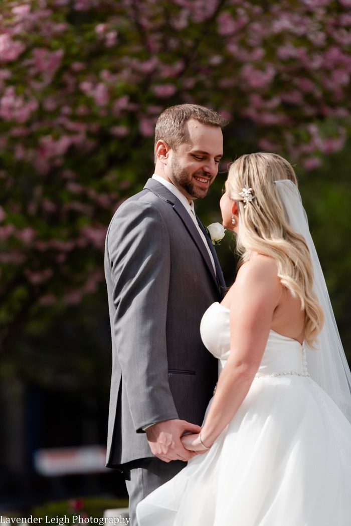 <alt> pittsburgh airport marriot wedding by lavender leigh photography</alt>