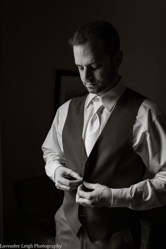 <alt> pittsburgh airport marriott wedding by lavender leigh photography</alt>