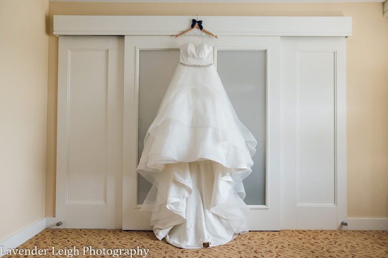 <alt> pittsburgh airport marriot wedding by lavender leigh photography</alt>