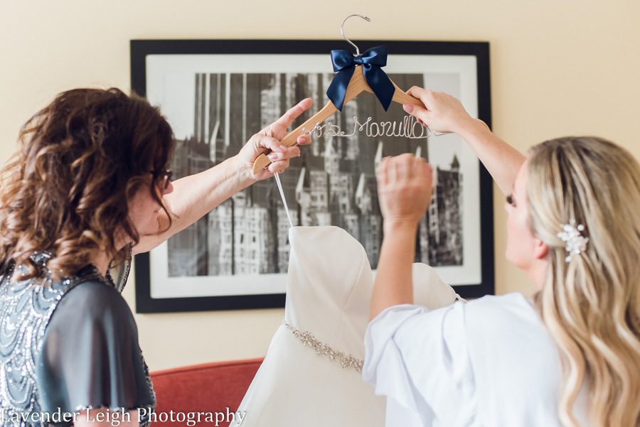 <alt> pittsburgh airport marriot wedding by lavender leigh photography</alt>