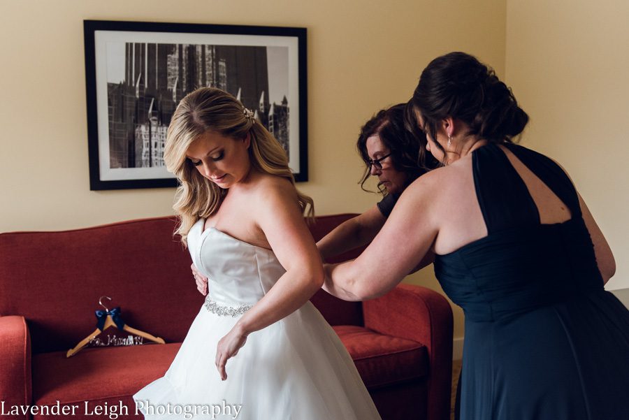 <alt> pittsburgh airport marriot wedding by lavender leigh photography</alt>