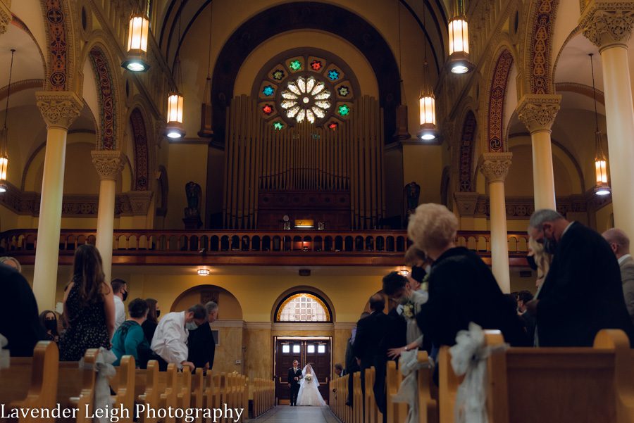 <alt> pittsburgh airport marriot wedding by lavender leigh photography</alt>