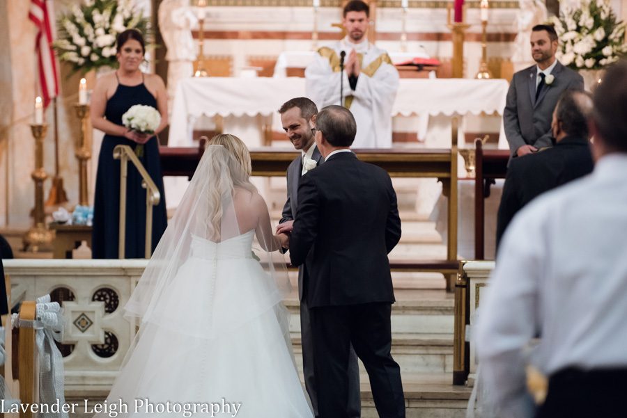 <alt> pittsburgh airport marriot wedding by lavender leigh photography</alt>
