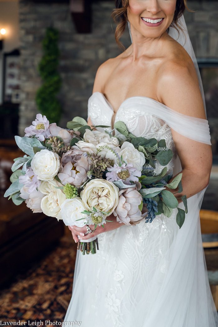 <alt>A wedding at The Club at Blackthorne in Jeannette, Pennsylvania photographed by Lavender Leigh Photography</alt>